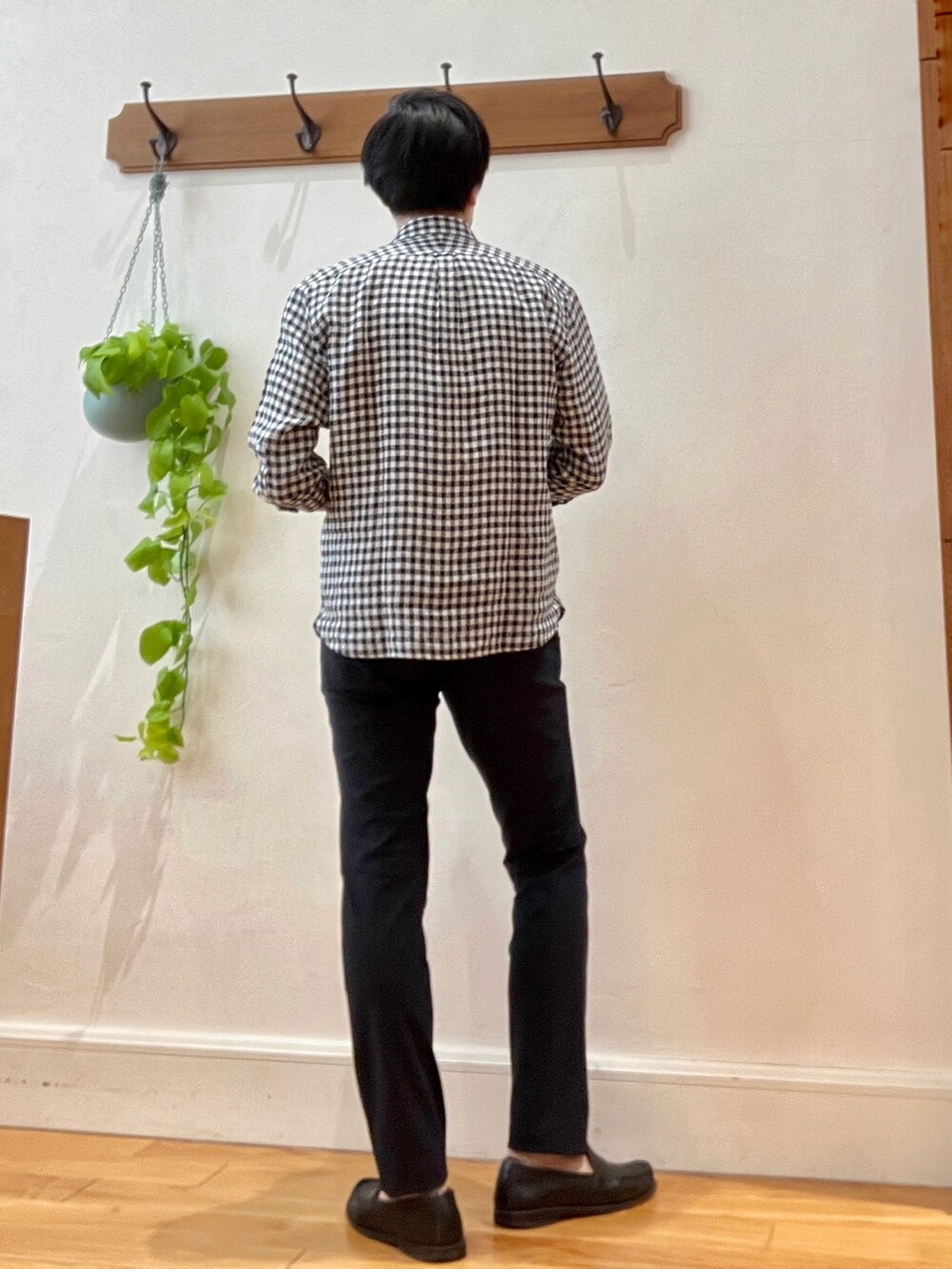 ブルー系のその他パンツ、ブラック系のシャツ/ブラウスを着用したメンズの春コーディネートの4枚目の写真