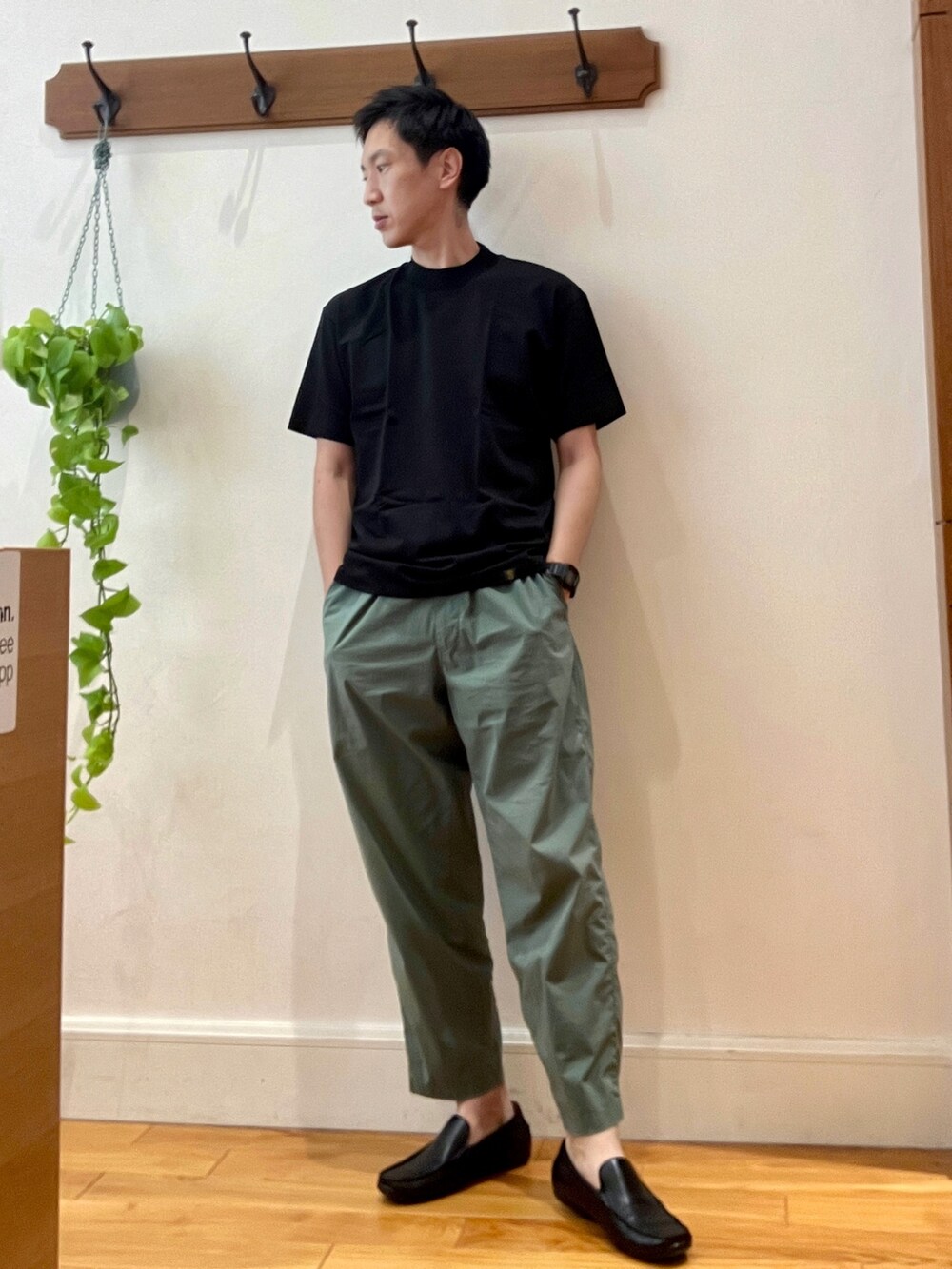 ブラック系のTシャツ/カットソー、グリーン系のショルダーバッグを着用したメンズの夏コーディネートの2枚目の写真