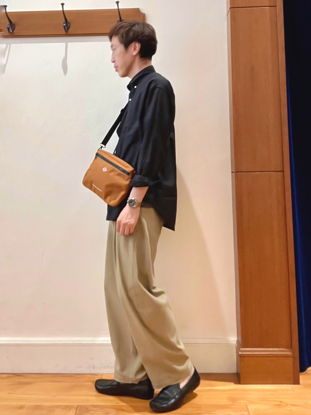 ブラック系のシャツ/ブラウス、ブラック系のTシャツ/カットソー、オレンジ系のショルダーバッグを着用したメンズの夏コーディネートの2枚目の写真