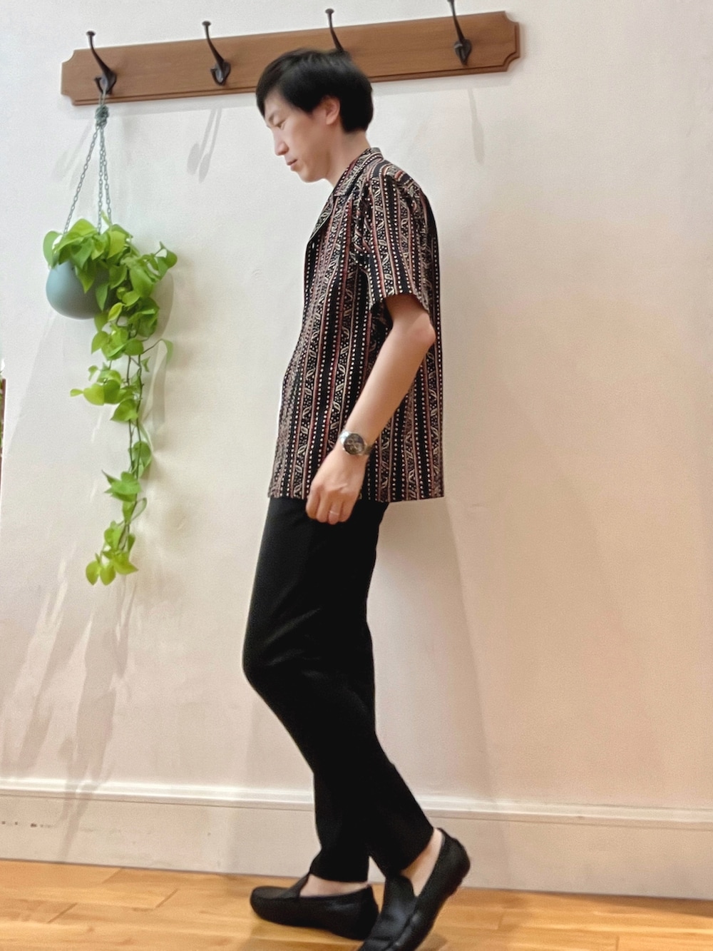 ブラック系のシャツ/ブラウス、ホワイト系のTシャツ/カットソー、ブラック系のその他パンツを着用したメンズの夏コーディネートの3枚目の写真