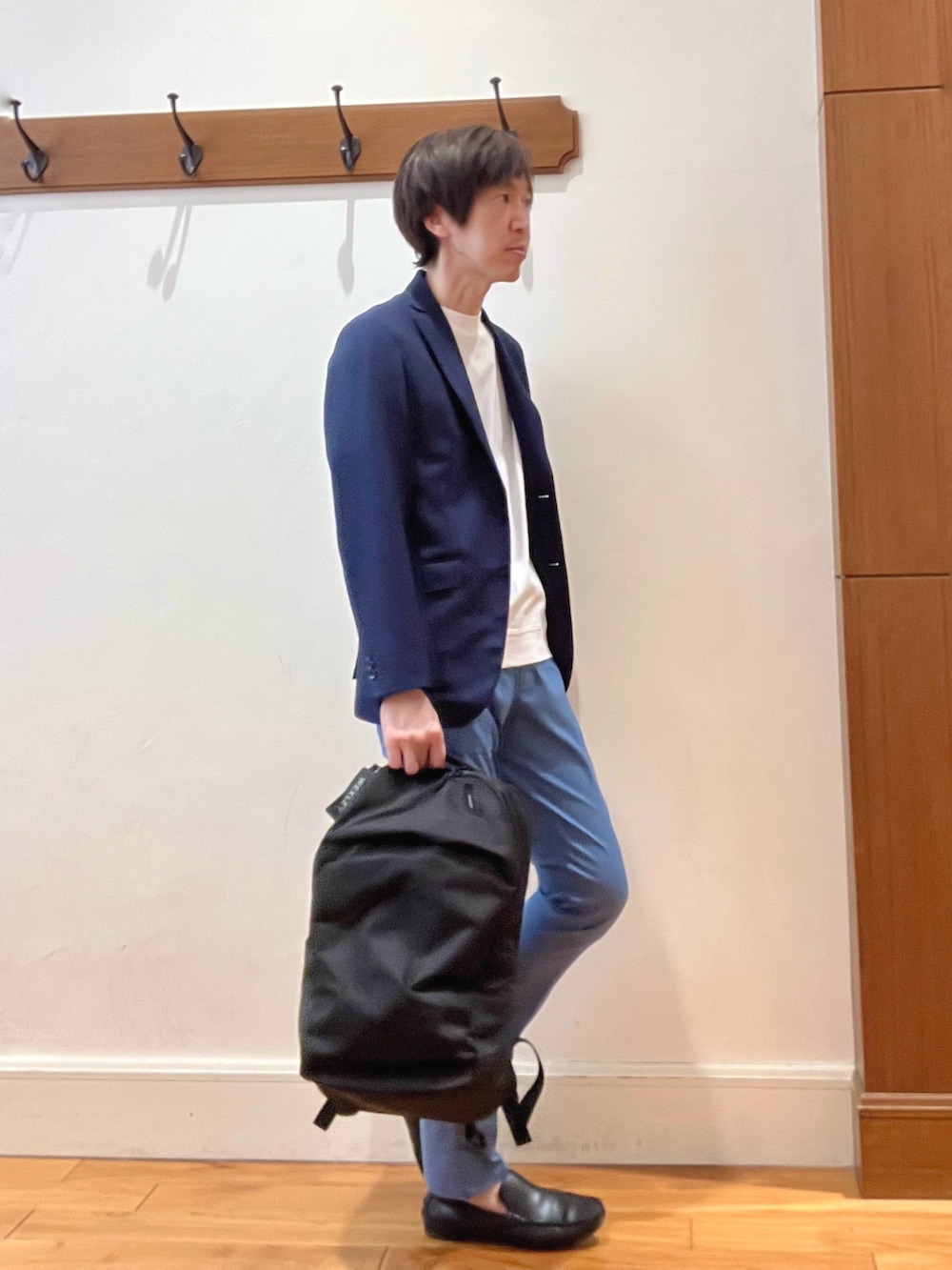 ブルー系のテーラードジャケット、ホワイト系のTシャツ/カットソー、ブルー系のその他パンツを着用したメンズの春コーディネートの7枚目の写真