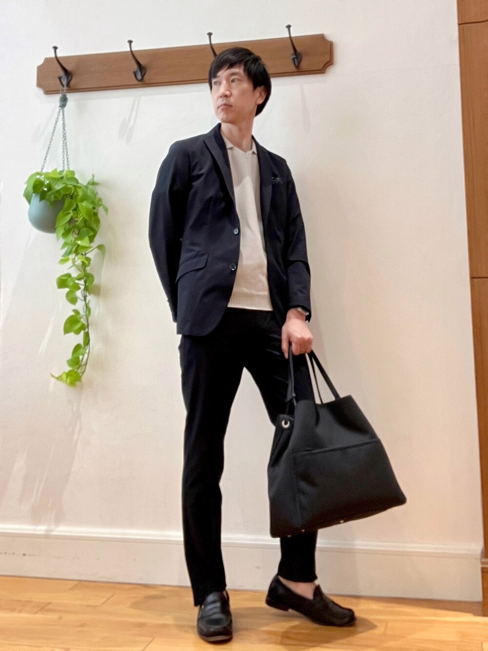 ブルー系のテーラードジャケット、ブルー系のその他パンツ、ブラック系のトートバッグを着用したメンズの春コーディネートの2枚目の写真