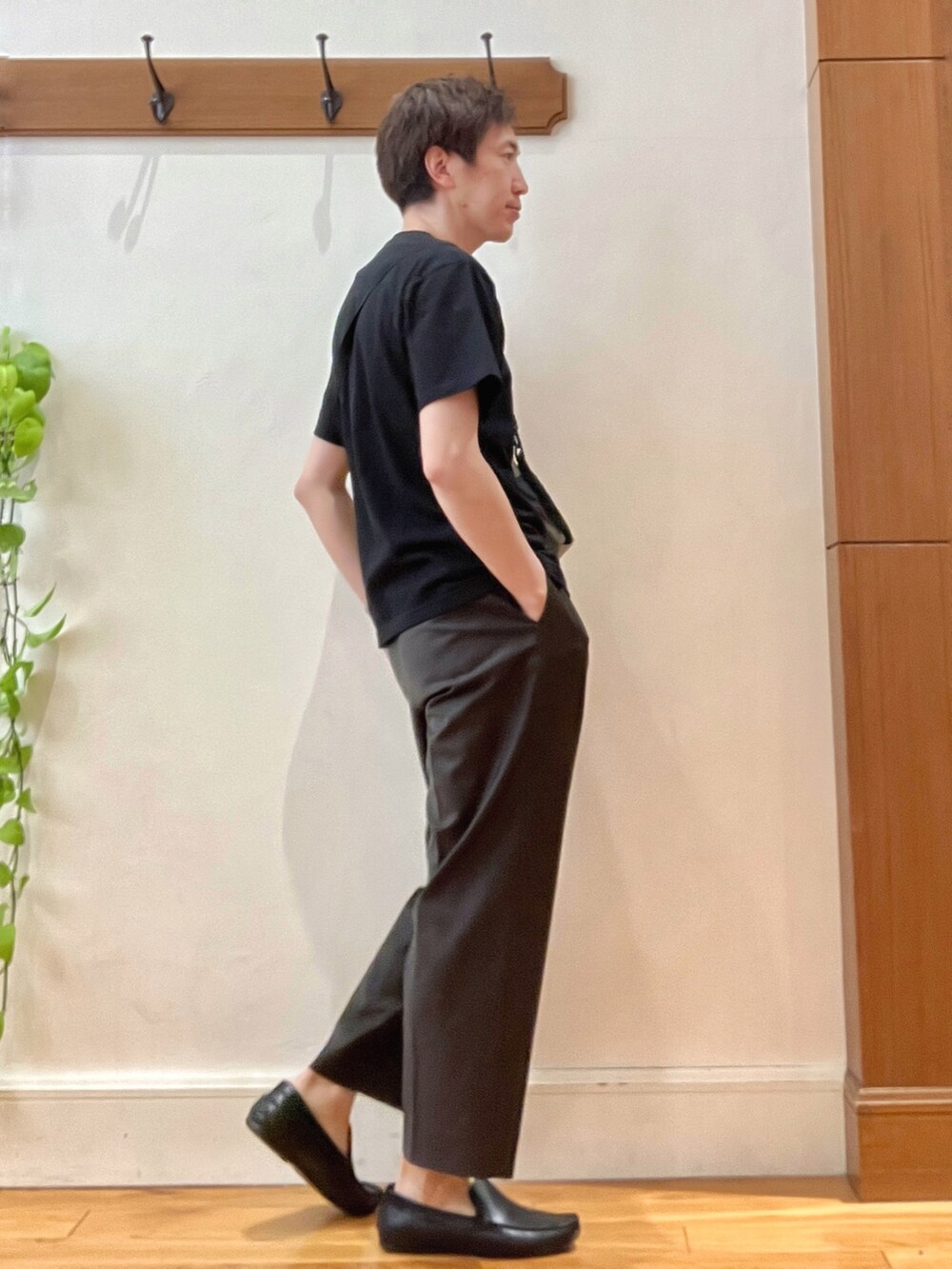 ブラック系のTシャツ/カットソー、ベージュ系のショルダーバッグを着用したメンズの春コーディネートの4枚目の写真