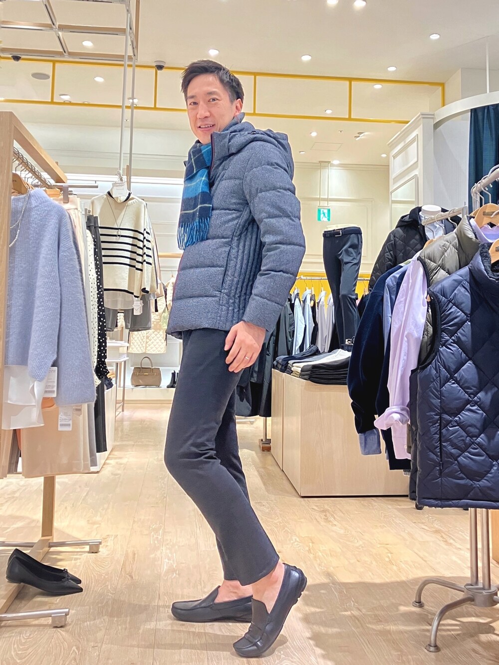 ブルー系のダウンジャケット/コート、ブルー系のマフラーを着用したメンズの秋コーディネートの4枚目の写真