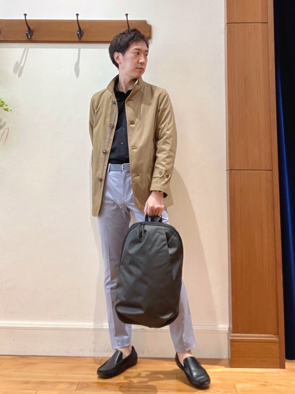 ベージュ系のブルゾン、ブラック系のシャツ/ブラウス、ブルー系のチノパンツを着用したメンズの春コーディネートの2枚目の写真