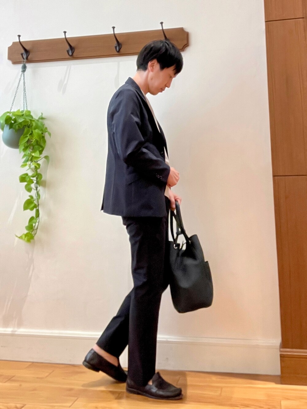 ブルー系のテーラードジャケット、ブルー系のその他パンツ、ブラック系のトートバッグを着用したメンズの春コーディネートの6枚目の写真