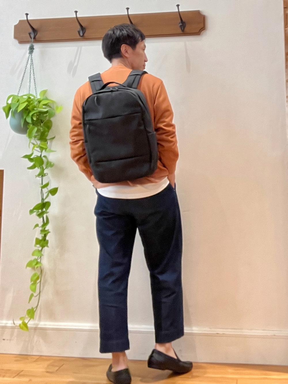 「きれいめカジュアル、デニム、ローファー、バックパック、INCASE、NOLLEY'S、ノーリーズ、オトナカジュアル、休日スタイル、秋のコーデ、秋服準備はじめました、カーディガン、シンプルスタイル、シンプルコーデ」｜「NOLLEY'S goodmanのロンT付き プレーティングレイヤード カーディガン（カーディガン/ボレロ、イエロー系）」を使った、Tatsuo.YMさん（メンズ・182cm）の秋コーディネートの5枚目の写真