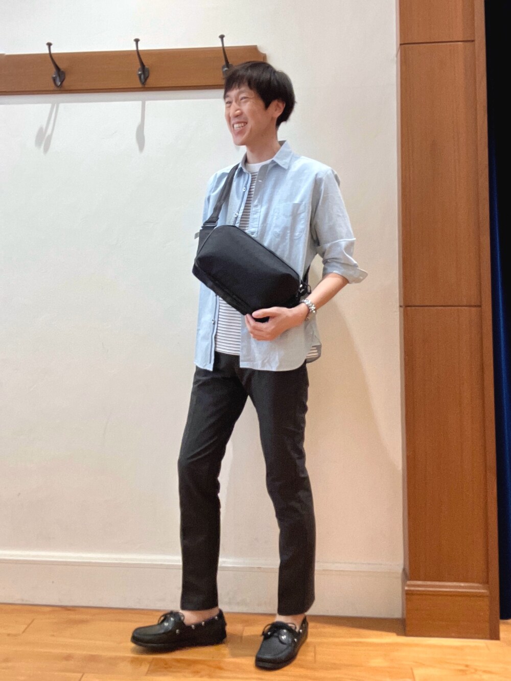 ブルー系のシャツ/ブラウス、ホワイト系のTシャツ/カットソー、グレー系のその他パンツを着用したメンズの春コーディネートの2枚目の写真