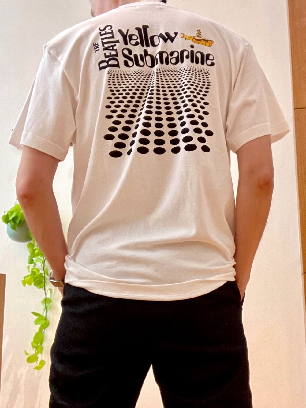 ホワイト系のTシャツ/カットソー、ブラック系のその他パンツ、ブラック系のバックパック/リュックを着用したメンズの夏コーディネートの9枚目の写真