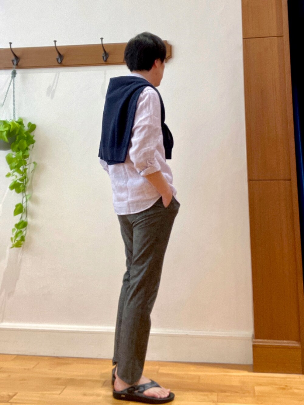 ブルー系のカーディガン/ボレロ、パープル系のシャツ/ブラウス、グレー系のその他パンツを着用したメンズの春コーディネートの3枚目の写真