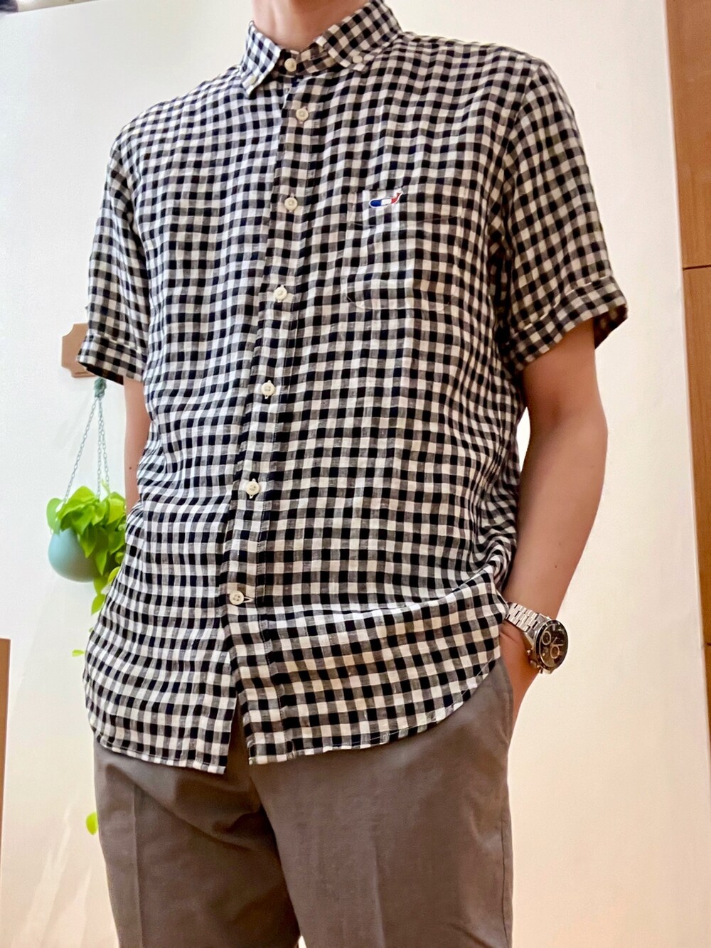 グレー系のその他パンツ、ブラック系のシャツ/ブラウスを着用したメンズの夏コーディネートの6枚目の写真