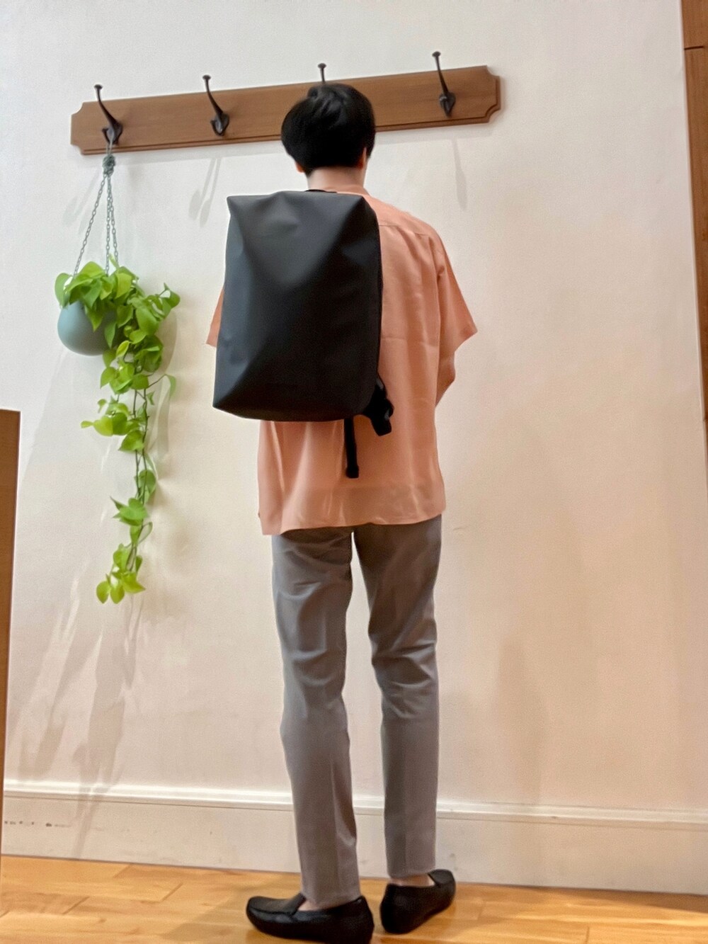 オレンジ系のシャツ/ブラウス、ホワイト系のTシャツ/カットソー、ブラック系のバックパック/リュックを着用したメンズの夏コーディネートの7枚目の写真