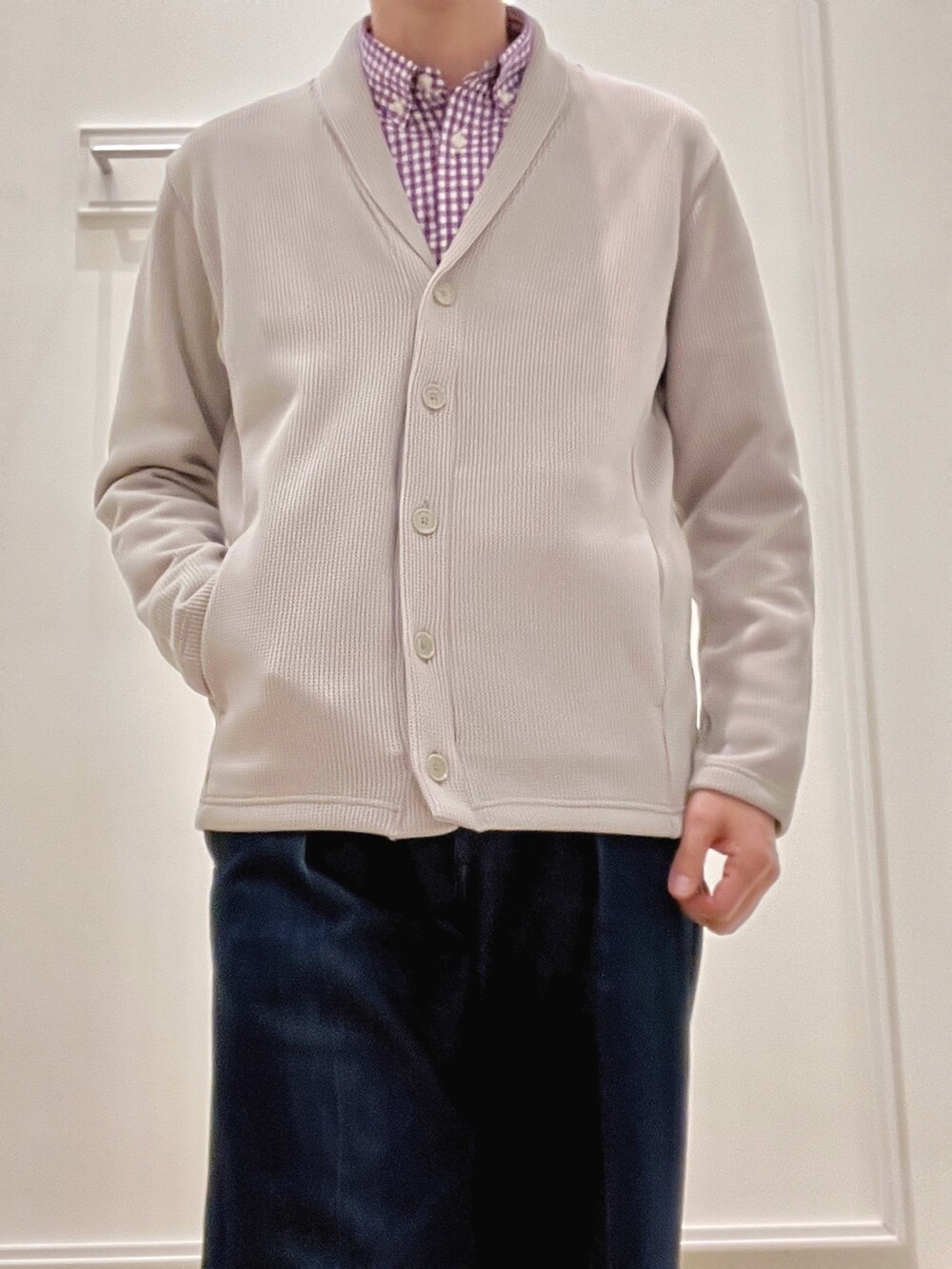 ベージュ系のカーディガン/ボレロ、ブラック系のバックパック/リュックを着用したメンズの冬コーディネートの7枚目の写真