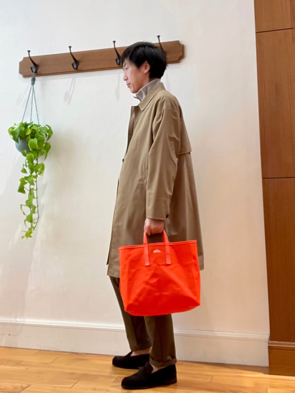 ベージュ系のステンカラーコート、ベージュ系のカーディガン/ボレロ、ブラウン系のその他パンツを着用したメンズの冬コーディネートの3枚目の写真