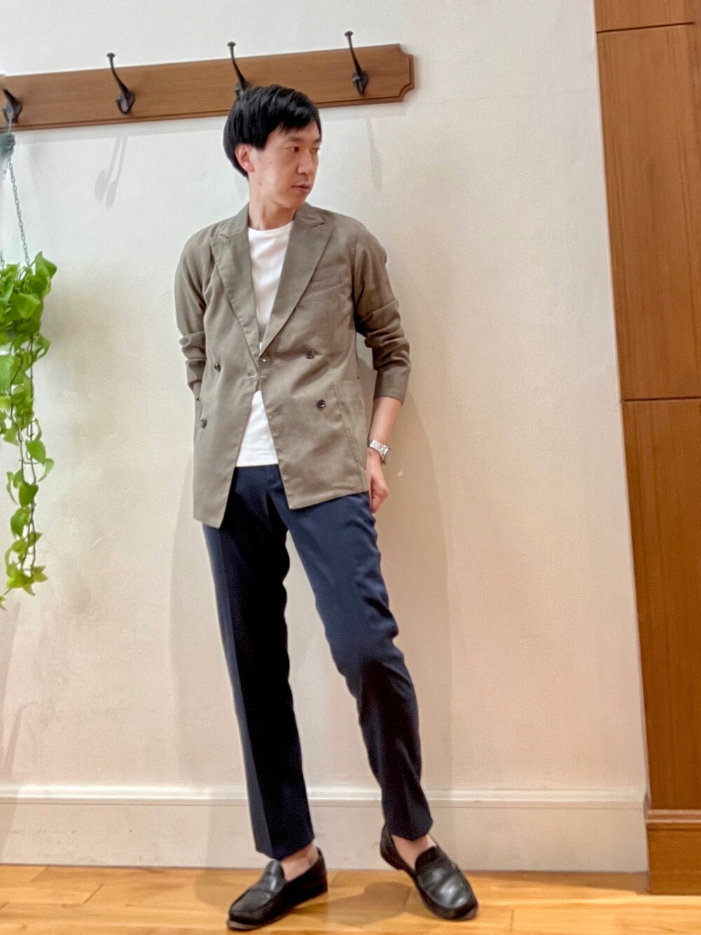 ブルー系のその他パンツ、ホワイト系のTシャツ/カットソー、ベージュ系のテーラードジャケットを着用したメンズの春コーディネートの6枚目の写真