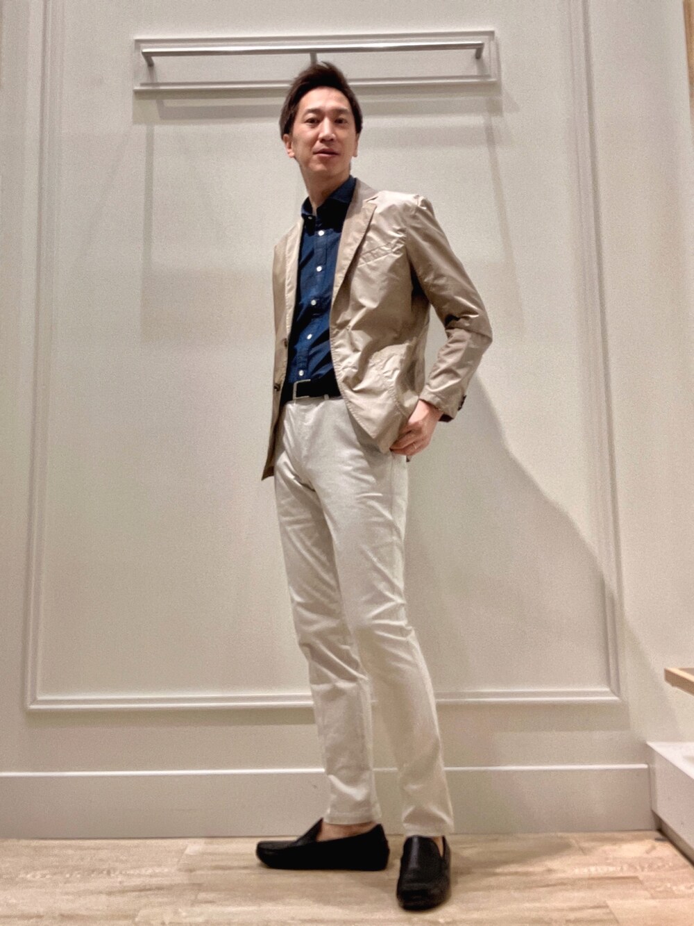 グレー系のチノパンツ、ブルー系のシャツ/ブラウス、ベージュ系のテーラードジャケットを着用したメンズの冬コーディネートの2枚目の写真