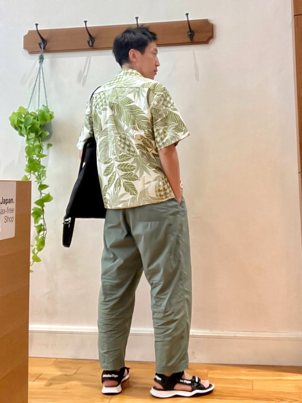 ブラック系のトートバッグ、ホワイト系のTシャツ/カットソー、グリーン系のシャツ/ブラウスを着用したメンズの夏コーディネートの5枚目の写真
