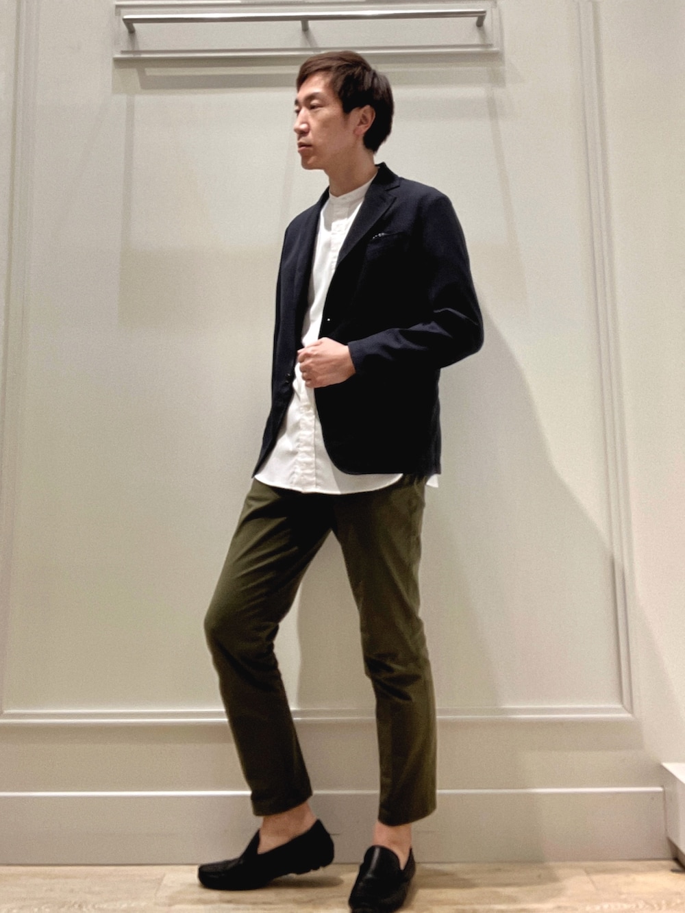 ホワイト系のシャツ/ブラウス、ブルー系のテーラードジャケット、ブラック系のバックパック/リュックを着用したメンズの冬コーディネートの2枚目の写真