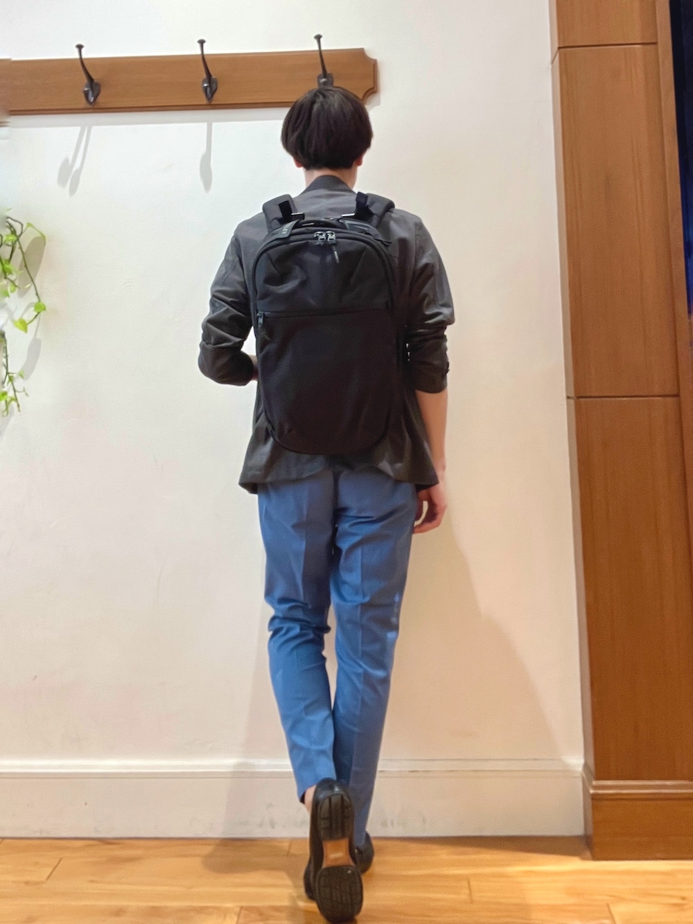 グレー系のテーラードジャケット、ブルー系のTシャツ/カットソー、ブルー系のチノパンツを着用したメンズの春コーディネートの6枚目の写真