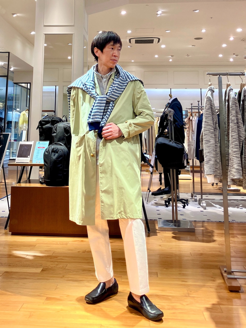 ホワイト系のデニムパンツ、ブルー系のTシャツ/カットソー、グリーン系のシャツ/ブラウスを着用したメンズの冬コーディネートの6枚目の写真