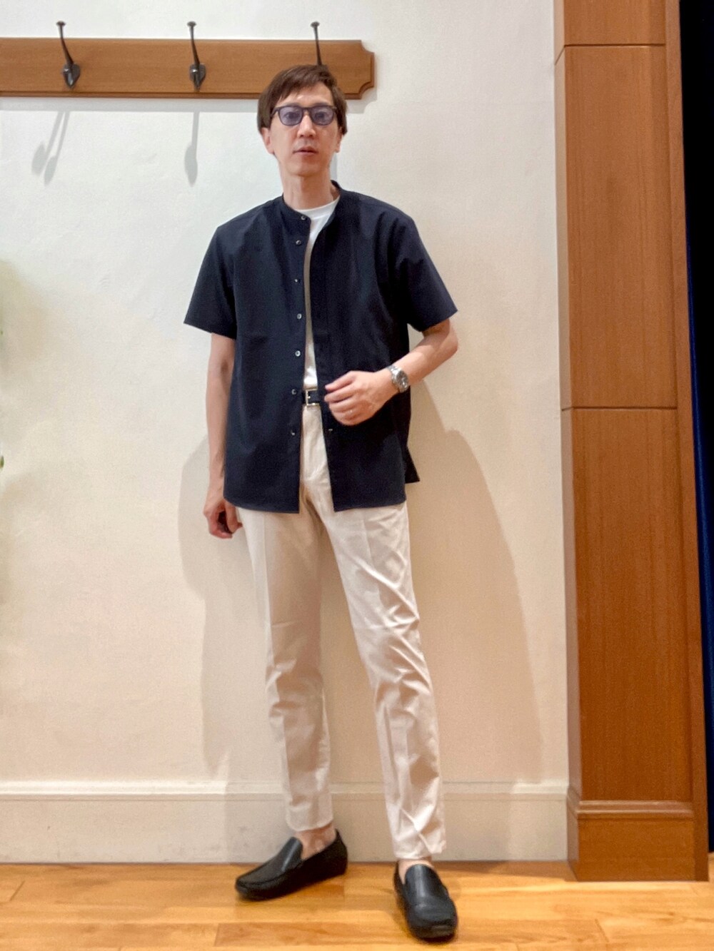 ホワイト系のTシャツ/カットソー、ブルー系のシャツ/ブラウス、ホワイト系のチノパンツを着用したメンズの夏コーディネートの2枚目の写真