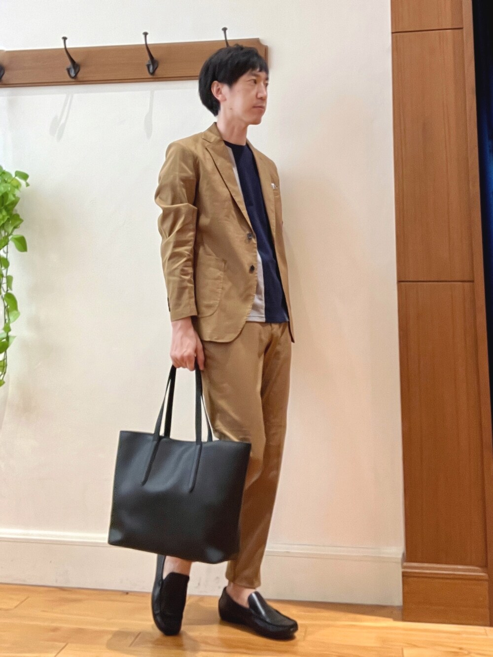 イエロー系のテーラードジャケット、ブルー系のTシャツ/カットソー、ブラック系のトートバッグを着用したメンズの夏コーディネートの5枚目の写真