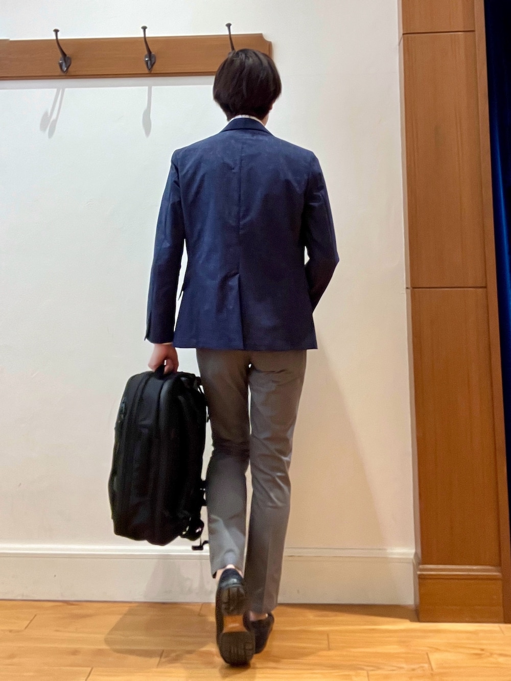 ブルー系のテーラードジャケット、ホワイト系のシャツ/ブラウス、グレー系のその他パンツを着用したメンズの春コーディネートの4枚目の写真