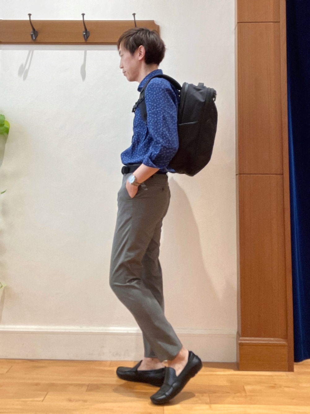 ブルー系のシャツ/ブラウス、ブラック系のバックパック/リュック、グレー系のその他パンツを着用したメンズの夏コーディネートの3枚目の写真
