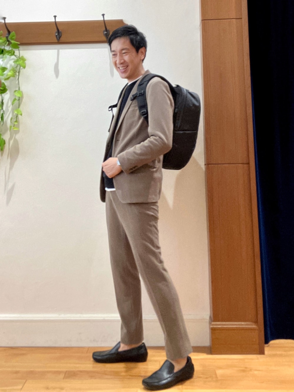 ベージュ系のテーラードジャケット、ベージュ系のその他パンツ、ブルー系のTシャツ/カットソーを着用したメンズの秋コーディネートの2枚目の写真