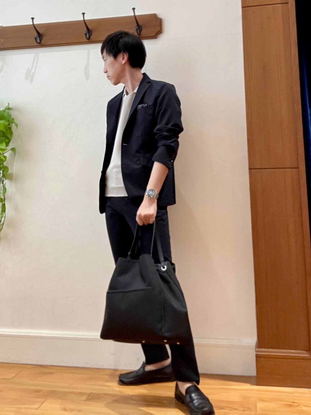 ブルー系のテーラードジャケット、ブルー系のその他パンツ、ブラック系のトートバッグを着用したメンズの春コーディネートの8枚目の写真