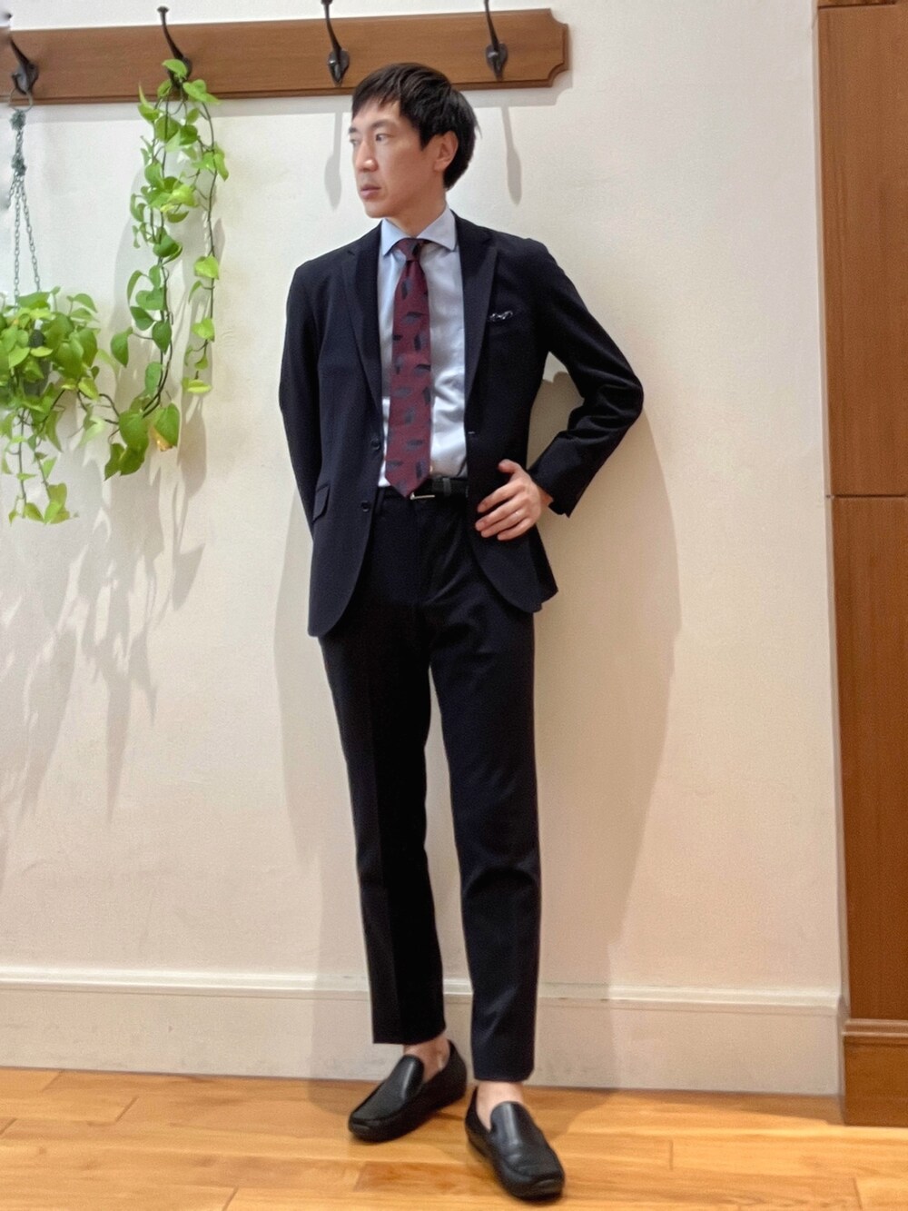 ブルー系のテーラードジャケット、ブルー系のその他パンツ、ブルー系のビジネスシャツを着用したメンズの秋コーディネートの2枚目の写真