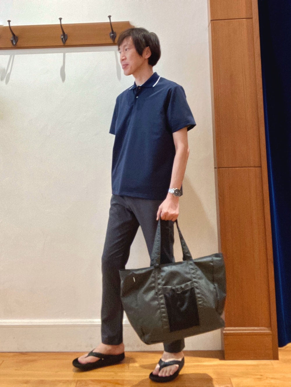 グレー系のトートバッグ、グレー系のその他パンツ、ブラック系のサンダルを着用したメンズの夏コーディネートの3枚目の写真