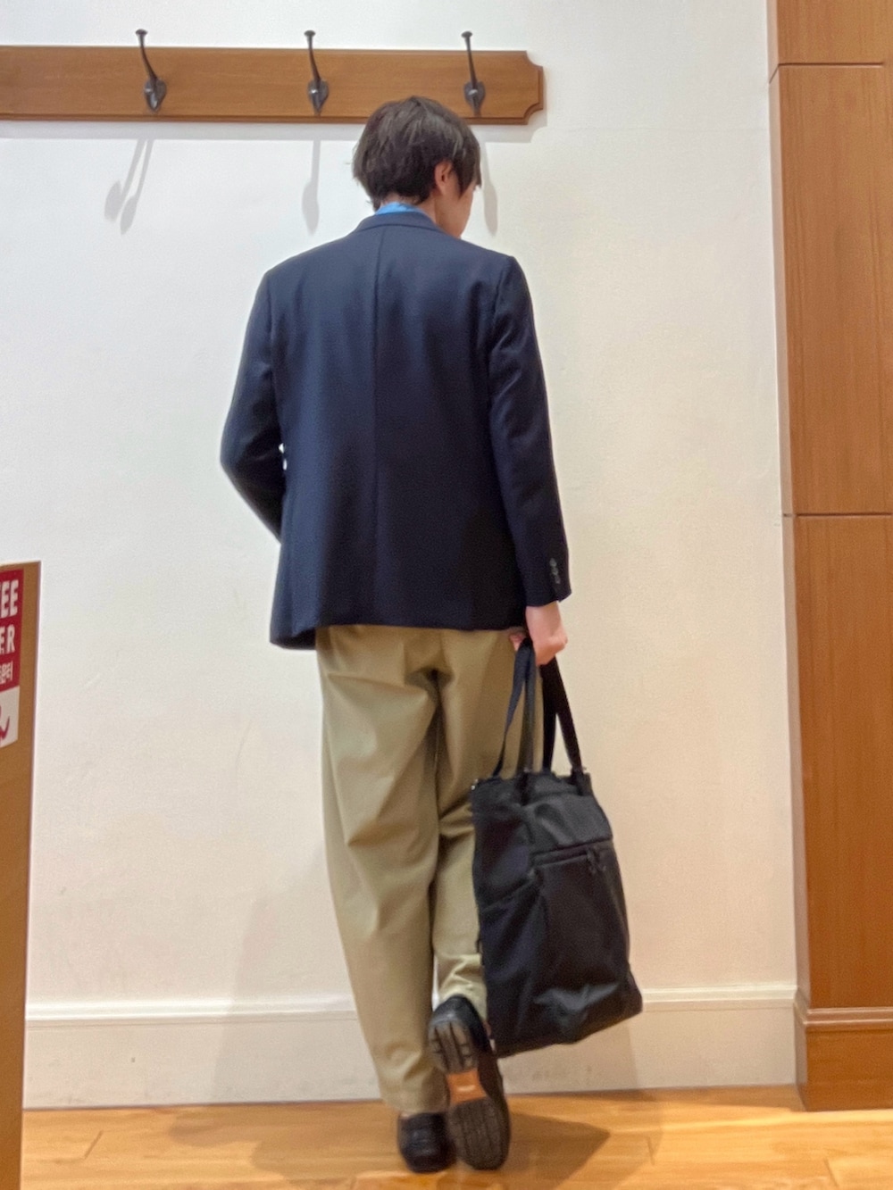 ブルー系のテーラードジャケット、ブラック系のトートバッグを着用したメンズの春コーディネートの6枚目の写真