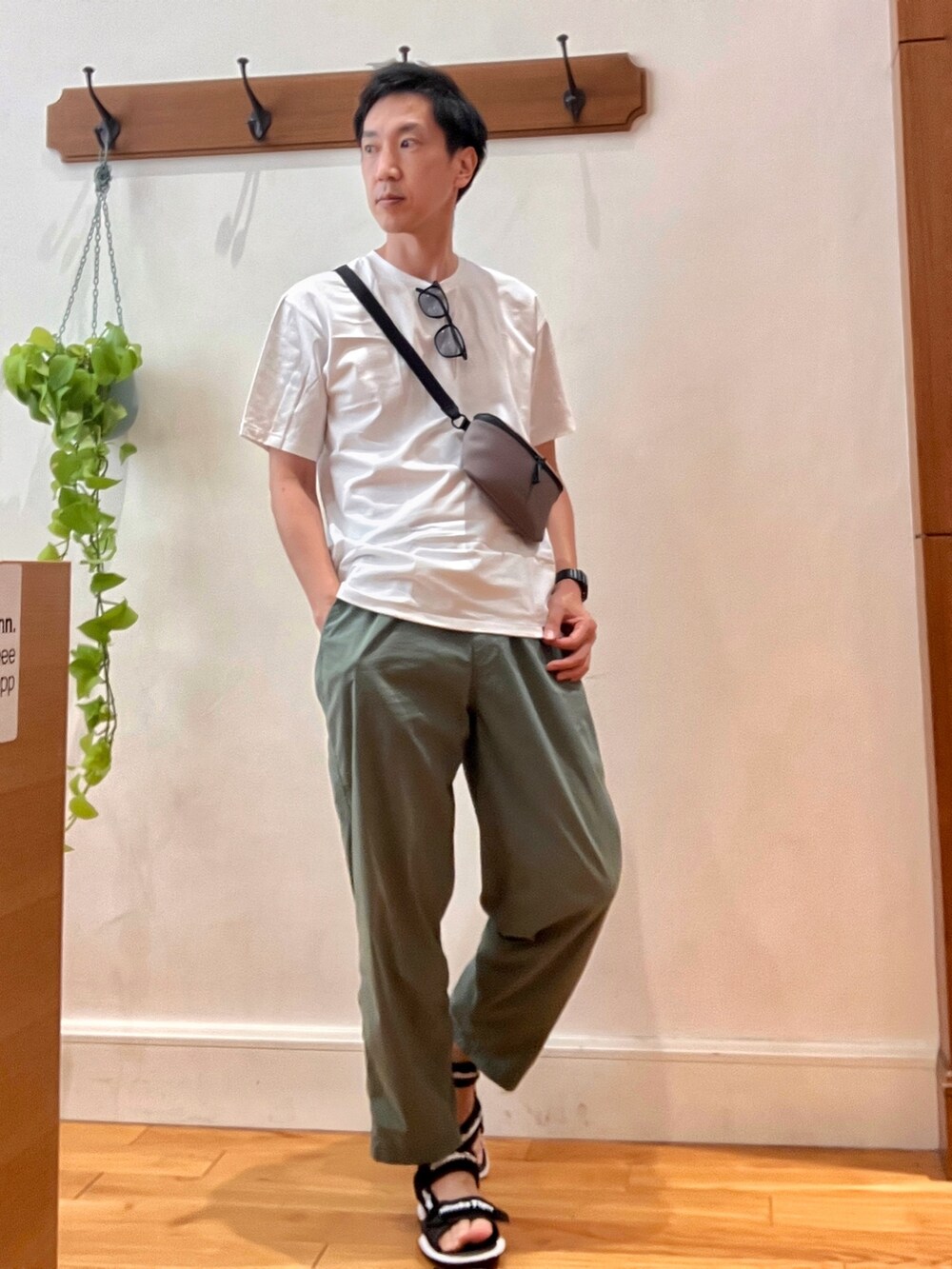 パープル系のショルダーバッグ、ホワイト系のTシャツ/カットソー、ブラック系のサングラスを着用したメンズの夏コーディネートの4枚目の写真