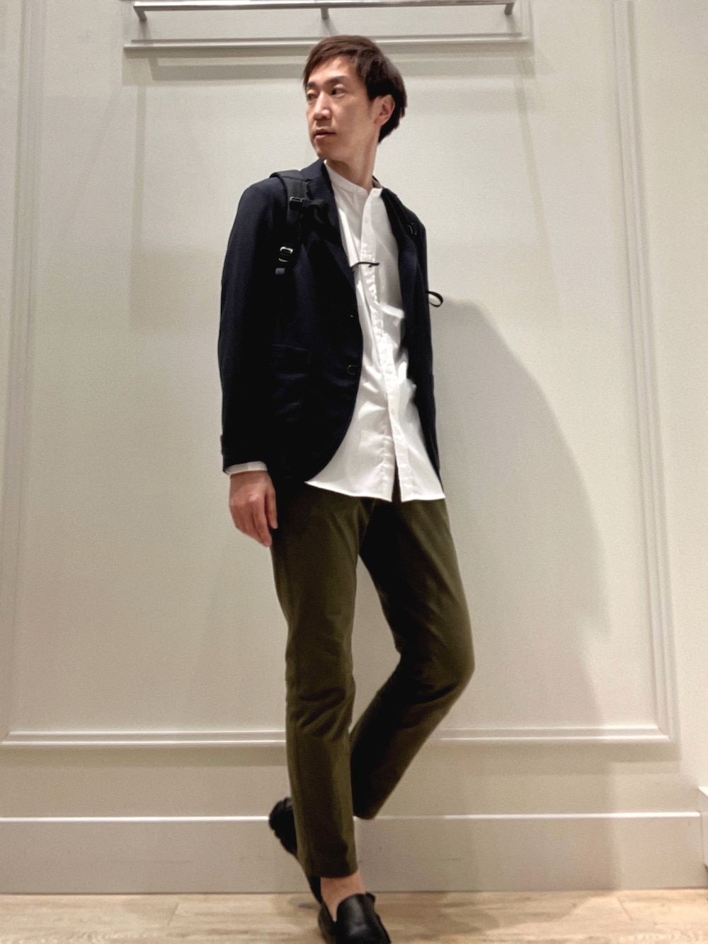 ホワイト系のシャツ/ブラウス、ブルー系のテーラードジャケット、ブラック系のバックパック/リュックを着用したメンズの冬コーディネートの7枚目の写真