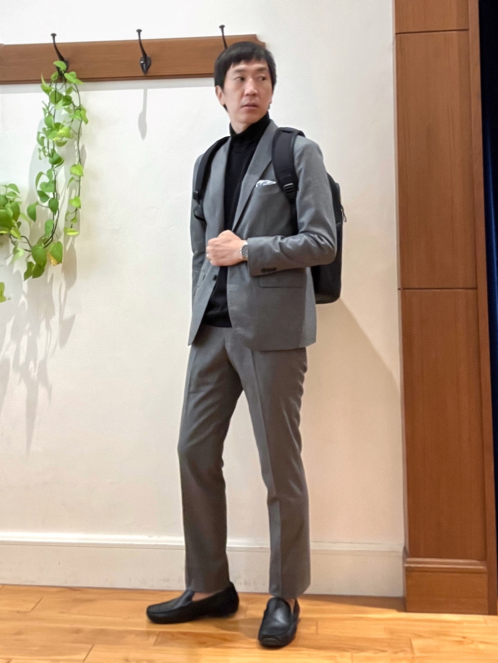グレー系のテーラードジャケット、ブラック系のTシャツ/カットソー、グレー系のその他パンツを着用したメンズの秋コーディネートの2枚目の写真