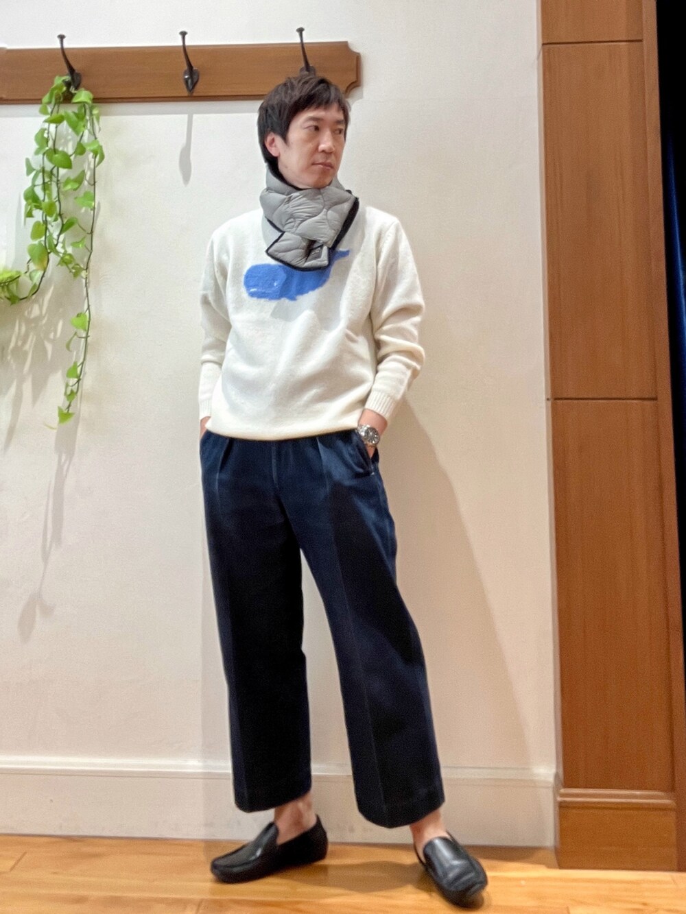 ホワイト系のニット/セーター、グリーン系のマフラーを着用したメンズの秋コーディネートの6枚目の写真