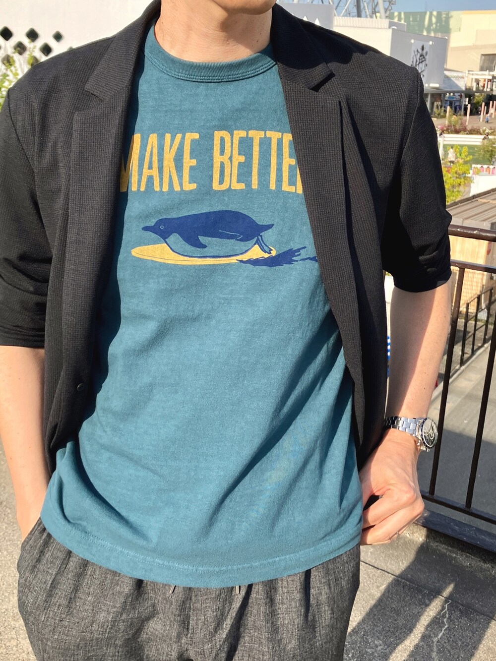 グレー系のカーディガン/ボレロ、グリーン系のTシャツ/カットソー、グレー系のその他パンツを着用したメンズの春コーディネートの7枚目の写真