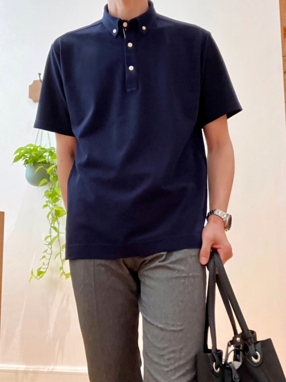 グレー系のその他パンツ、ブルー系のポロシャツ、ブラック系のトートバッグを着用したメンズの春コーディネートの5枚目の写真