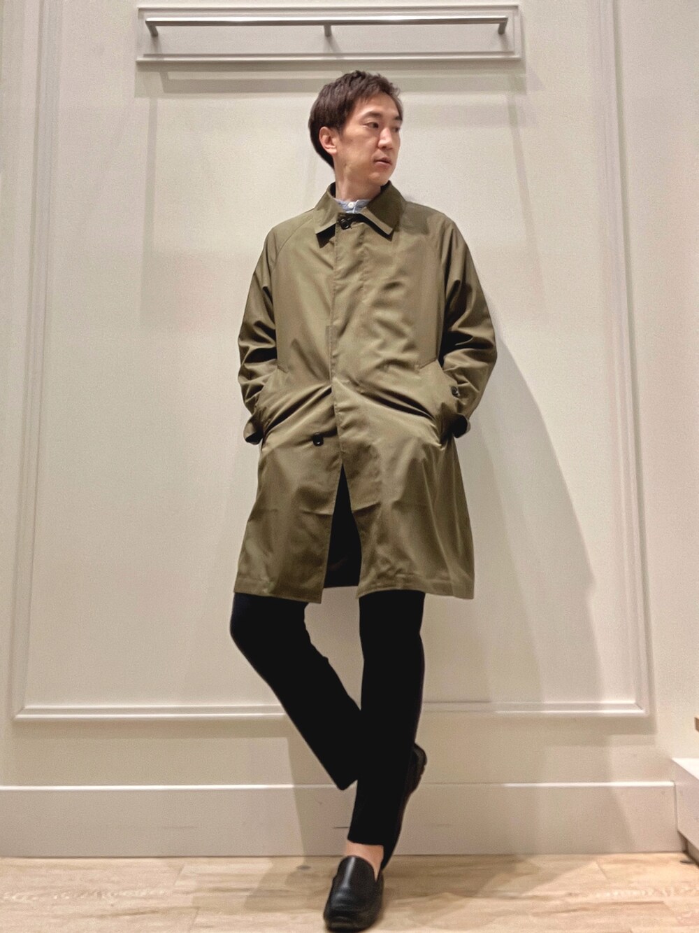 グリーン系のステンカラーコート、ブルー系のシャツ/ブラウス、ブルー系のその他パンツを着用したメンズの冬コーディネートの7枚目の写真