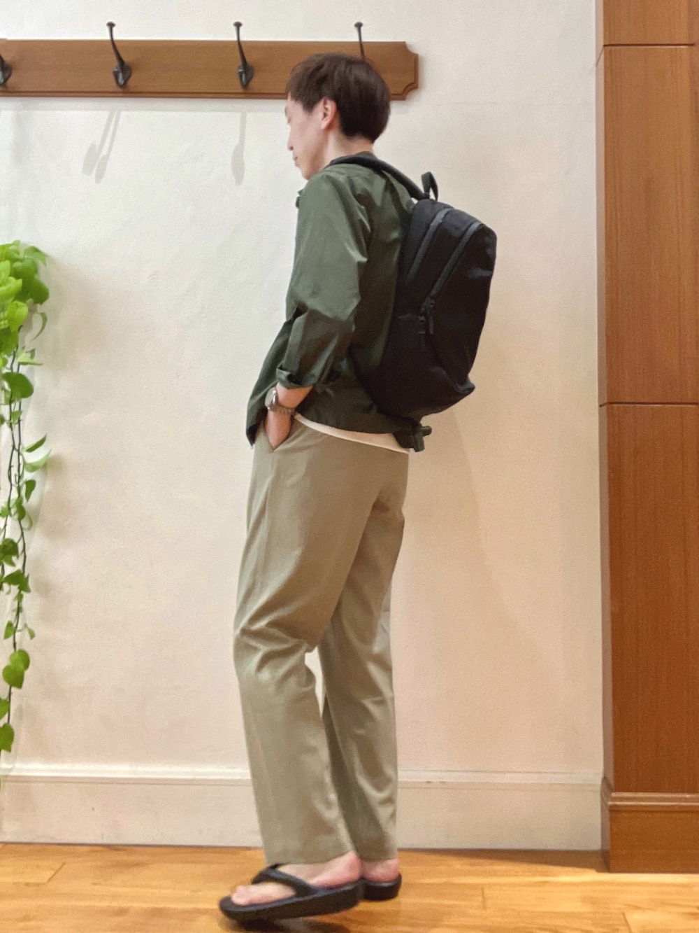 グリーン系のシャツ/ブラウス、ホワイト系のTシャツ/カットソー、ブラック系のその他パンツを着用したメンズの春コーディネートの5枚目の写真