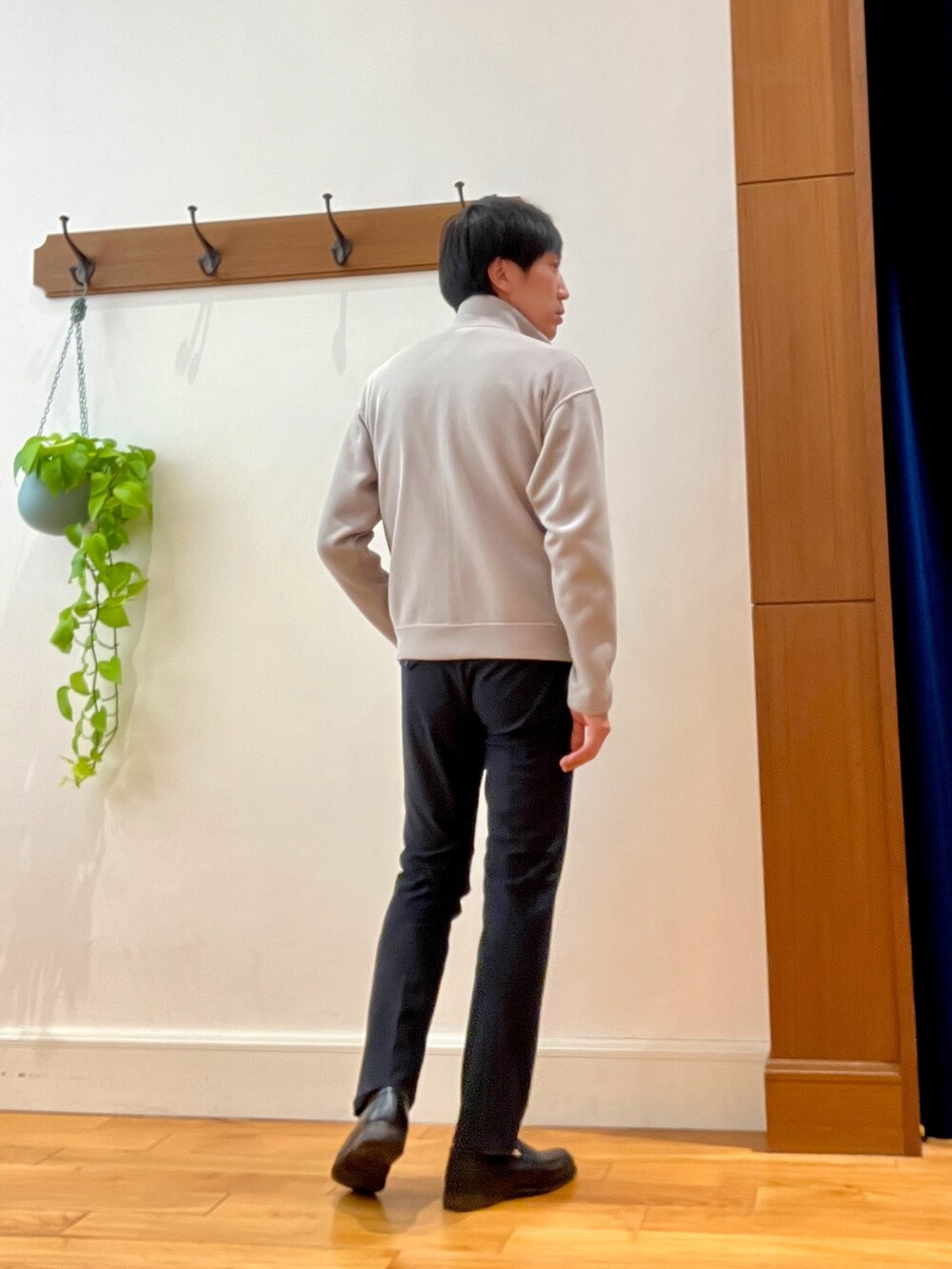 ベージュ系のカーディガン/ボレロ、ホワイト系のビジネスシャツ、ブルー系のネクタイを着用したメンズの冬コーディネートの4枚目の写真