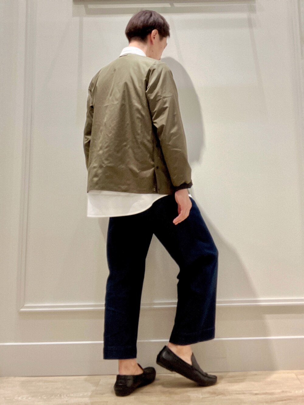 ブラック系のシャツ/ブラウス、ホワイト系のシャツ/ブラウスを着用したメンズの冬コーディネートの4枚目の写真