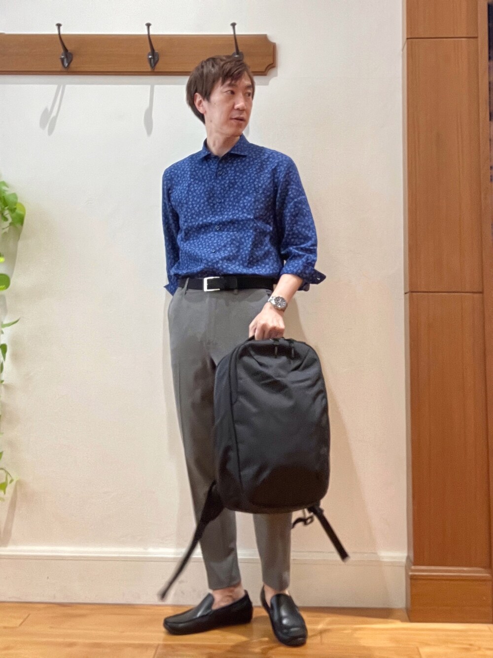 ブルー系のシャツ/ブラウス、ブラック系のバックパック/リュック、グレー系のその他パンツを着用したメンズの夏コーディネートの2枚目の写真