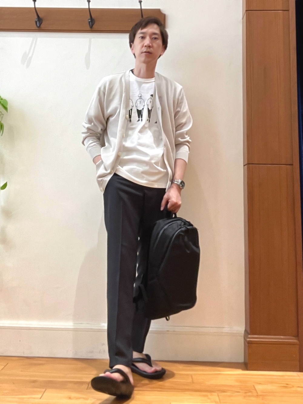 ホワイト系のTシャツ/カットソー、ベージュ系のカーディガン/ボレロ、グレー系のその他パンツを着用したメンズの春コーディネートの2枚目の写真