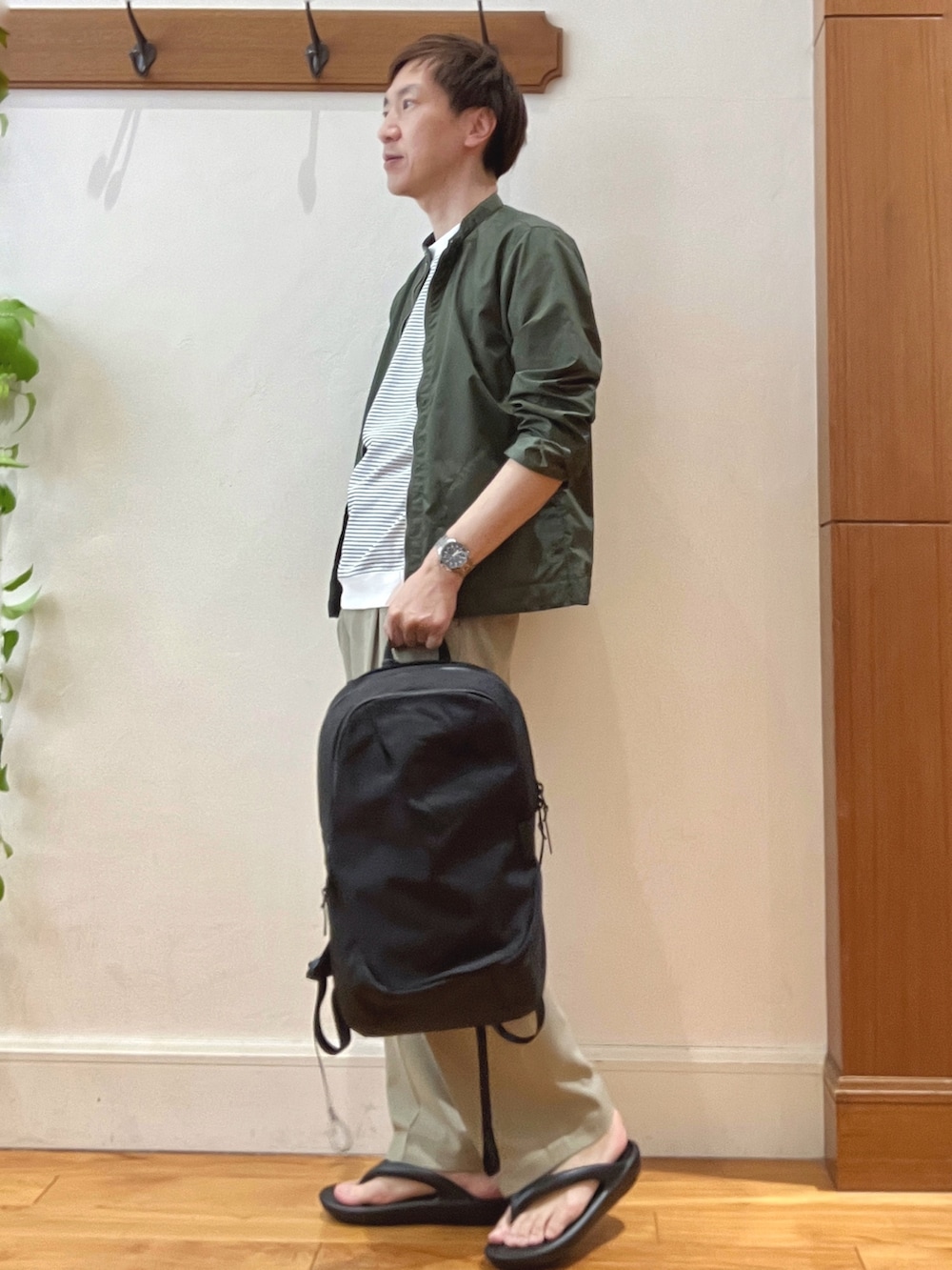 グリーン系のシャツ/ブラウス、ホワイト系のTシャツ/カットソー、ブラック系のその他パンツを着用したメンズの春コーディネートの4枚目の写真