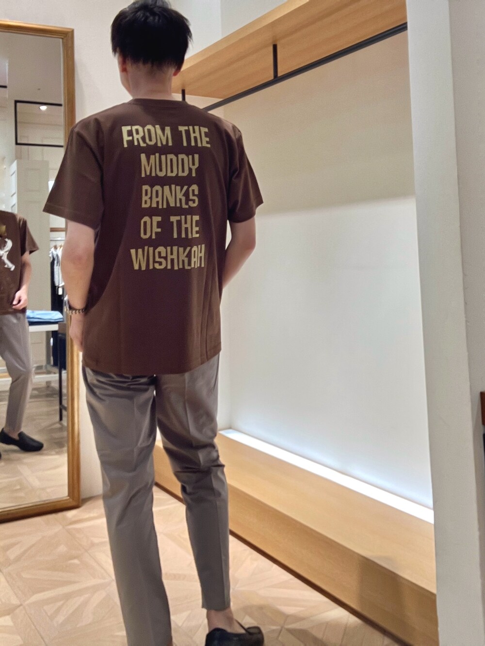 グリーン系のシャツ/ブラウス、ブラウン系のTシャツ/カットソー、ブラック系のトートバッグを着用したメンズの夏コーディネートの9枚目の写真