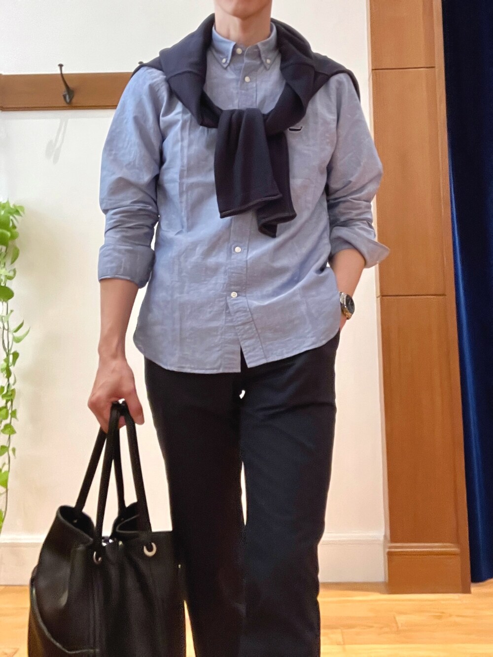 ブルー系のカーディガン/ボレロ、ブラック系のトートバッグ、ブルー系のシャツ/ブラウスを着用したメンズの春コーディネートの7枚目の写真