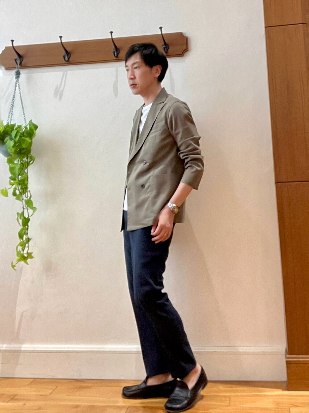 ブルー系のその他パンツ、ホワイト系のTシャツ/カットソー、ベージュ系のテーラードジャケットを着用したメンズの春コーディネートの2枚目の写真