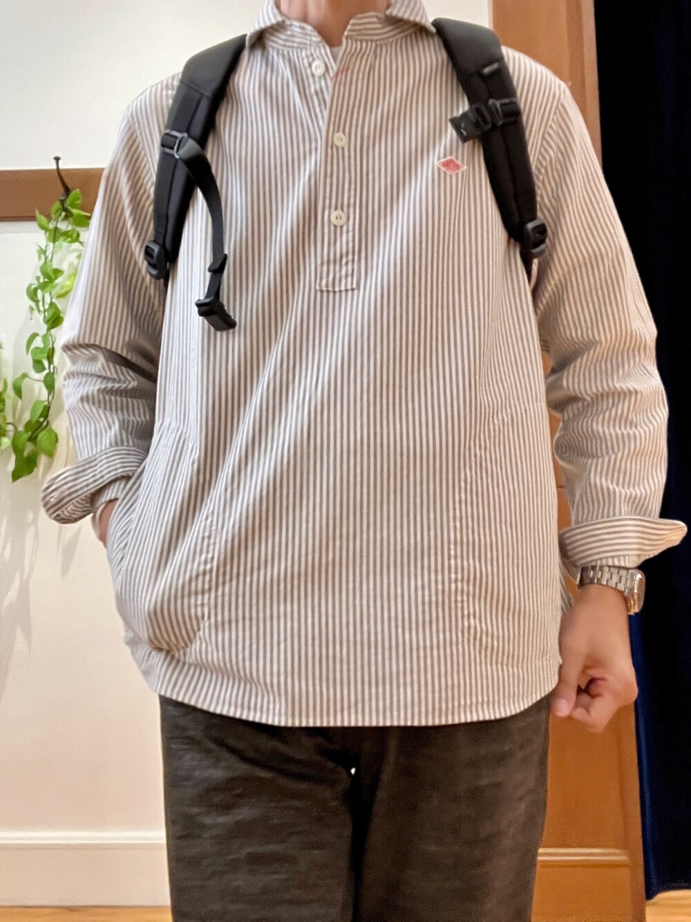 ブルー系のシャツ/ブラウス、グレー系のその他パンツ、ブラック系のバックパック/リュックを着用したメンズの秋コーディネートの8枚目の写真